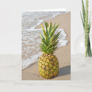 De ananas van het hallo op strand voor vriend kaart