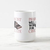 De apotheker werkt voor chocolade koffiemok (Center)