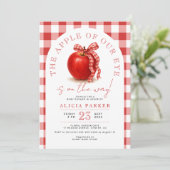 De appel van ons oog rode gingham baby shower kaart (Staand voorkant)