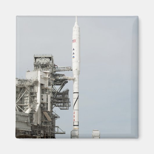 De Ares I-X-raket is te zien op het lanceerpad 2 Magneet (Voorkant)