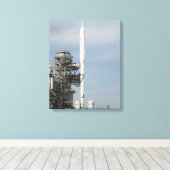 De Ares I-X-raket is zichtbaar op het lanceerpad Canvas Afdruk (Insitu (Houten vloer))