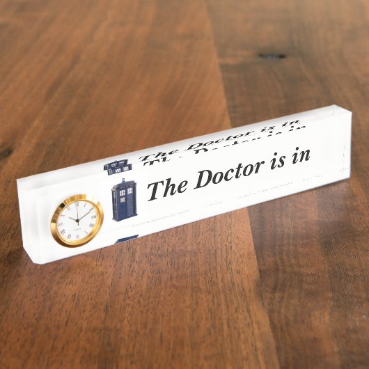 De arts is in het teken naambordje (Zijkant)