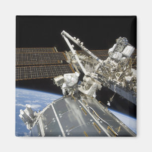 De astronauten voeren een reeks taken uit magneet