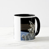 De astronauten voeren een reeks taken uit mok (Voorkant rechts)