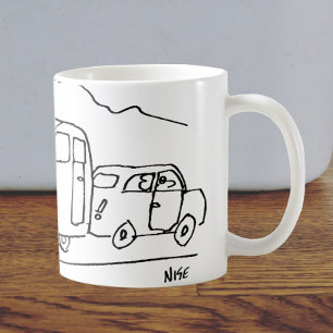 De auto is een Caravan aan het trekken en ook een  Koffiemok