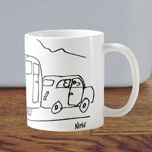 De auto is een Caravan aan het trekken en ook een  Koffiemok