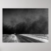 De auto rijdt het Texas Panhandle in de stofkam Poster (Voorkant)