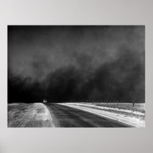 De auto rijdt het Texas Panhandle in de stofkam Poster