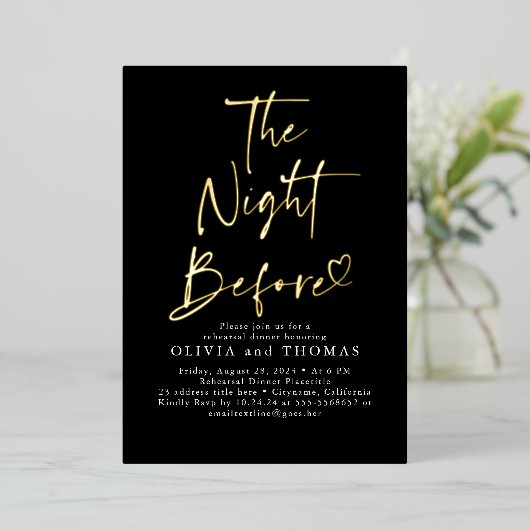 De avond voor het repetitiediner Black Modern Folie Uitnodiging (Staand Voorkant)