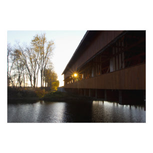 De avondzon schijnt door de Buck Run Bridge Foto Afdruk