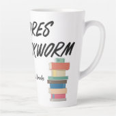 De avonturen van een boekenwurm latte mok (Rechts)