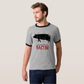 De BACON naar huis brengen!  Funny Pig Butcher Cha T-shirt (Voorkant volledig)