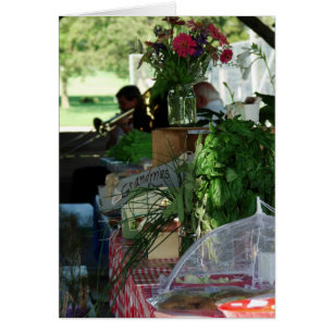 De band speelt op de boerenmarkt