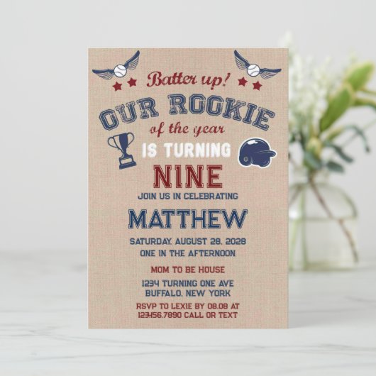 De batterij omhoog ons kleine koekje draait het to kaart (Staand voorkant)