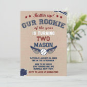 De batterij omhoog ons kleine koekje draait twee kaart (Staand voorkant)