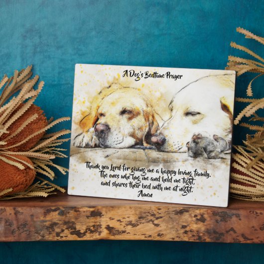 De bedtijd van een hond met een tablet fotoplaat (Zijkant)