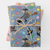 De befana komt 's nachts met het bezempatroon inpakpapier vel (In situ)