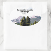 De bergen bellen en ik moet gaan. ovale sticker (Tas)