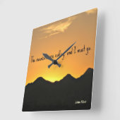 De bergen bellen en ik moet gaan. vierkante klok (Hoek)