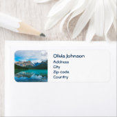 De bergen en blauw water etiket (Insitu)