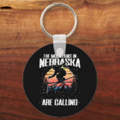 De bergen in Nebraska roepen om grappig skiën Sleutelhanger (Voorkant)