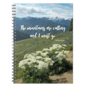 De bergen noemen het Citaat Meadow Wildbloemen Notitieboek (Voorkant)