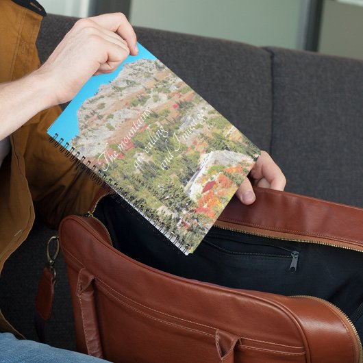 De bergen noemen het Schilderachtig landschap van Notitieboek