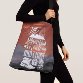 De bergen noemen me een Typografische Kunst Crossbody Tas (Dichtbij)