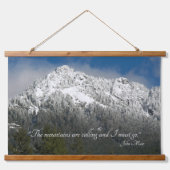 De bergen noemen Quote Snowy Mountain Hangend Wandkleed (Voorkant)