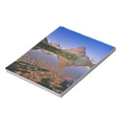 De bergen reflecteren de kalmte van Two Medicine L Notitieblok (Linkerzijde)