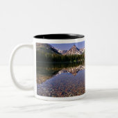De bergen reflecteren de kalmte van Two Medicine L Tweekleurige Koffiemok (Links)