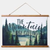 De bergen roepen | Camping Quote Hangend Wandkleed (Voorkant)