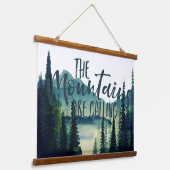 De bergen roepen | Camping Quote Hangend Wandkleed (Gebogen)
