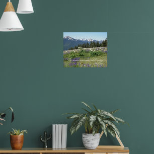 De bergen roepen citaat weide wilde bloemen poster