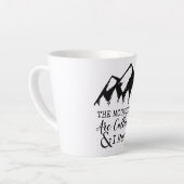 De bergen roepen en ik moet naar de bomen latte mok (Linkerhoek)