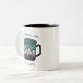 De bergen roepen, maar eerst koffie mok (Voorkant links)