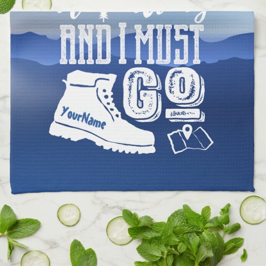 De bergen roepen moet Jouw naam Typografie gaan Theedoek (Gevouwen)