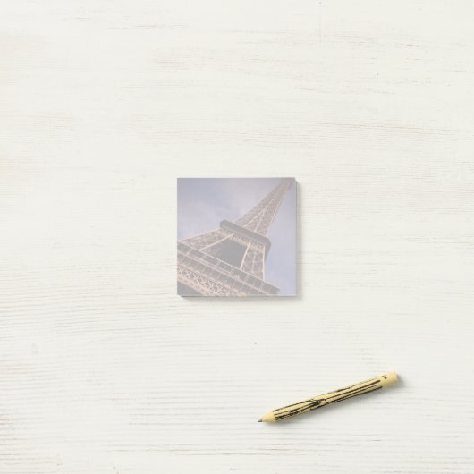 De beroemde Landmark Foto van de Eiffel Tower van  Post-it® Notes (Op bureau)