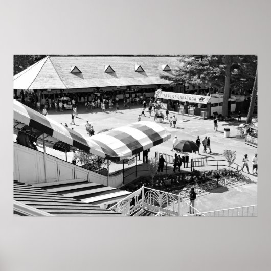 De beroemde Rode en Witte Awnings in Saratoga Race Poster (Voorkant)