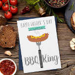 De beste BBQ Koning Vaderdag<br><div class="desc">Laat je vader zien hoeveel je van hem houdt deze Vaderdag met deze trendy persoonlijke wenskaart. Voeg je persoonlijke bericht toe aan de achterkant met het "personaliseer deze template" vak.</div>