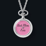 De beste moeder sms-roze horloge<br><div class="desc">"Best Mom Ever" elegant belichaamd in een levendig lettertype valt op tegen een zachte roze achtergrond,  en biedt een oprecht eerbetoon aan de meest gekoesterde matriarchen in een ontwerp dat zowel vet als aanhankelijk is.</div>
