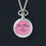 De beste moeder sms-roze horloge<br><div class="desc">"Best Mom Ever" elegant belichaamd in een levendig lettertype valt op tegen een zachte roze achtergrond,  en biedt een oprecht eerbetoon aan de meest gekoesterde matriarchen in een ontwerp dat zowel vet als aanhankelijk is.</div>