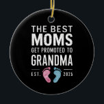 De beste moeders promoveren naar oma EST 2025 Keramisch Ornament<br><div class="desc">De beste moeders promoveren naar oma EST 2025</div>