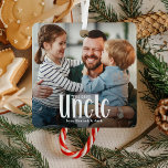 De Beste Oom 'Custom Photo Schattige Gift Metalen Ornament<br><div class="desc">Laat een oom weten dat hij de beste is met dit; Schattige Modern Custom Photo Uncle Christmas Ornament. Het ontwerp is voorzien van leuke witte typografie met de tekst 'The Best Uncle'. Upload eenvoudig uw favoriete afbeelding en personaliseer de naam / namen van wie het is. Tekstkleur kan worden gewijzigd...</div>