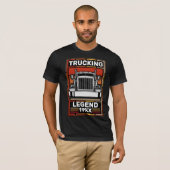 De bestuurder van het vrachtwagen Retro Trucker Le T-shirt (Voorkant volledig)