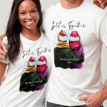 De beter samen Aangepaste kerst van paren T-shirt<br><div class="desc">Beter samen,  gepersonaliseerde kerst-shirten. Dit ontwerp van de waterverf heeft een trendy illustratie van een paar met kerstmantels. "Beter samen"wordt hand geschreven in modern manuscript en de sjabloon is klaar voor u om uw namen en het jaar of andere gepersonaliseerde teksten toe te voegen.</div>