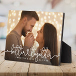 De beter samen Moderne Foto van de Aangepaste brui Fotoplaat<br><div class="desc">Het paar van de douane,  verloving,  of de plak van de trouwfoto met een modern hartmanuscript ontwerp BETER samen lezend naast uw namen en datum.</div>