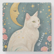 De betoverende witte kat met groene ogen