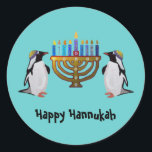 De bevroren gekozen Hannukah Ronde Sticker<br><div class="desc">Grafische illustratie van pinguïns die genieten van de Hannukah menorah lichten. Vier de wonderen van Chanoeka alle acht nachten!</div>