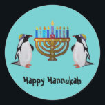 De bevroren gekozen Hannukah Ronde Sticker<br><div class="desc">Grafische illustratie van pinguïns die genieten van de Hannukah menorah lichten. Vier de wonderen van Chanoeka alle acht nachten!</div>